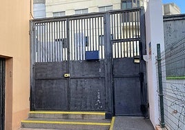 Imagen desde el interior de Giner de los Ríos con las puertas cerradas a las 8.53 horas.