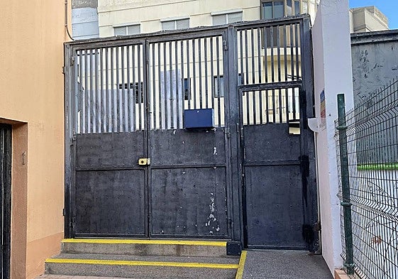 Imagen desde el interior de Giner de los Ríos con las puertas cerradas a las 8.53 horas.