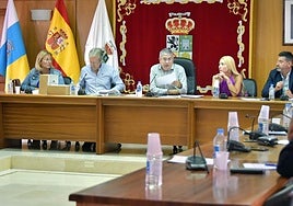 Parte del pleno de San Bartolomé, con la mesa presidencial en el centro. A la izquierda, la edil Elena Álamo.
