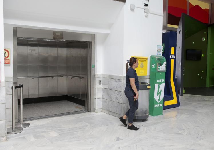 El ascenso frente a la puerta de llegadas, en uso.