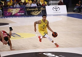 Slaughter supera a Bell-Haynes en el partido entre el Granca y el Zaragoza en el Arena.