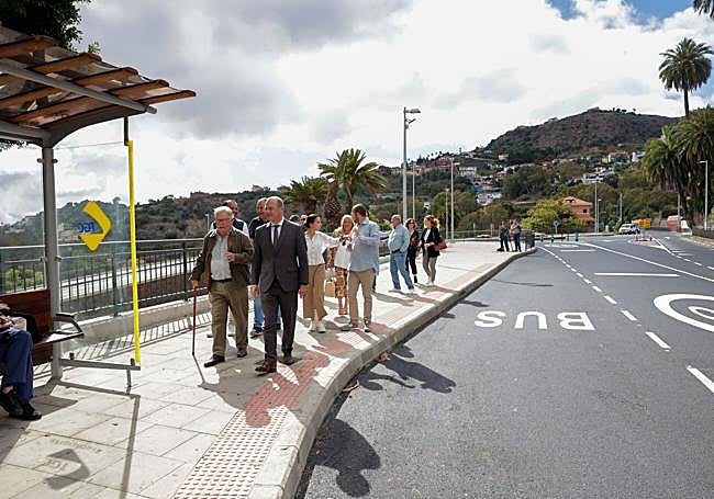 Vista de las nuevas aceras y la rotonda, al fondo, de acceso al casco urbano.