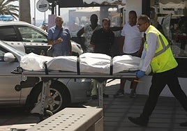 Traslado de víctima mortal en un crimen, para la práctica de la autopsia en Arrecife.