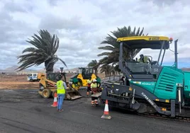 Yonathan de León, alcalde, supervisando obras de mejora en un trazado próximo al cementerio.