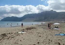 La Playa de Famara es punto de encuentro para surfistas.