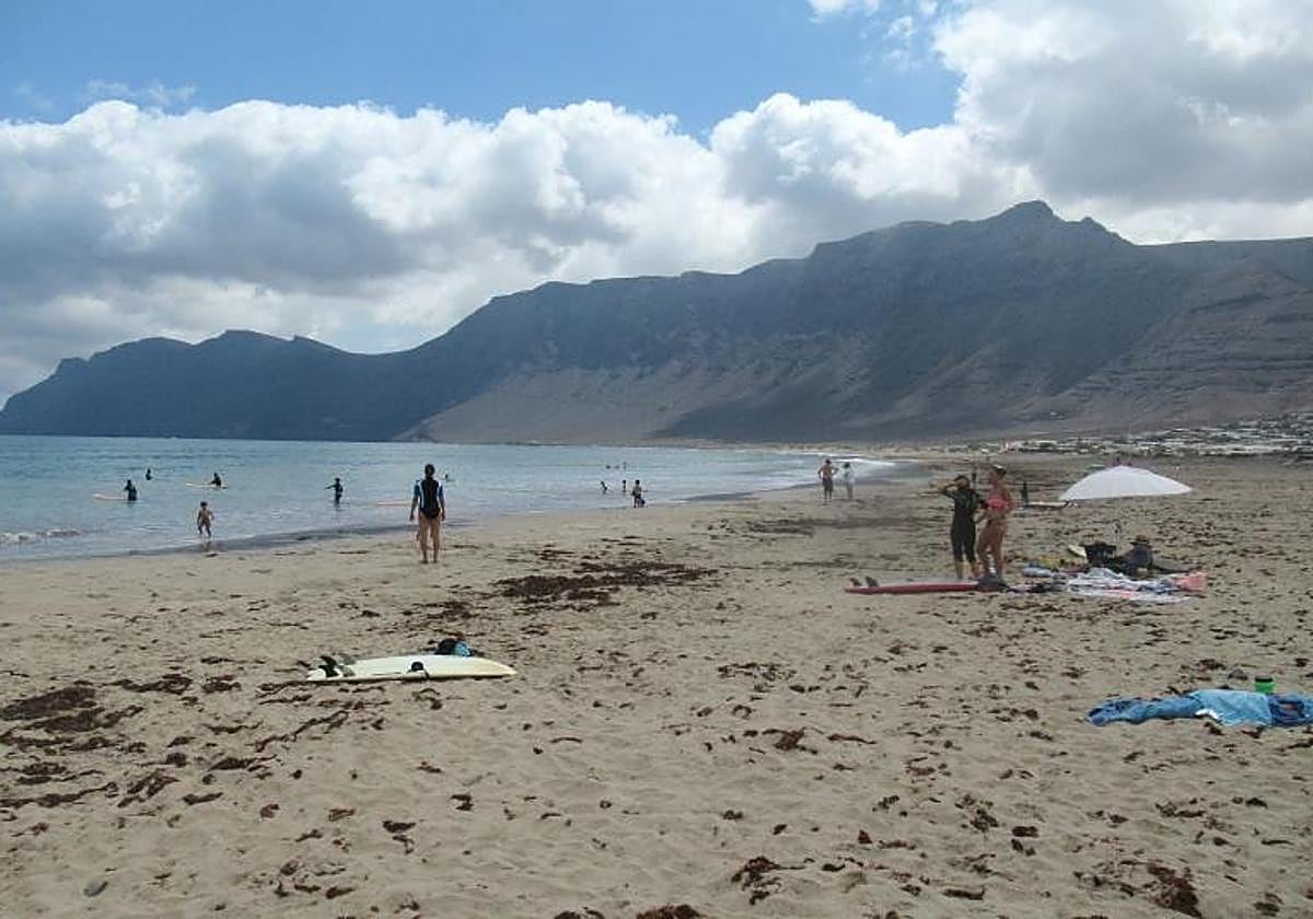 La Playa de Famara es punto de encuentro para surfistas.