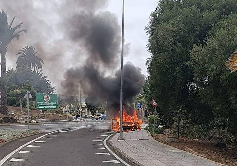 Imagen del vehículo incendiado.