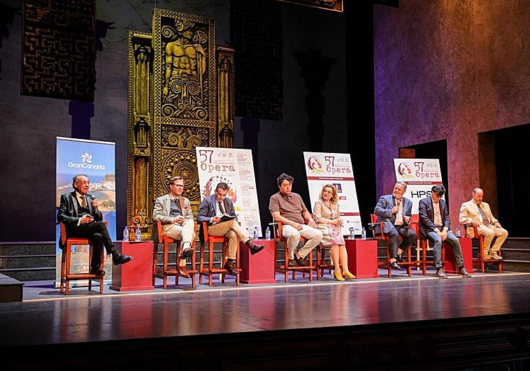 De izquierda a derecha, Miguel Ángel Gómez-Martínez, Tilman Kuttenkeuler, Óscar Muñoz, Ariunbaatar Ganbaatar, Ekaterina Semenchuk, Ulises Jaén, Abramo Rosalen y Carlo Antonio de Lucía, este miércoles, en el escenario del Teatro Pérez Galdós, durante la presentación de 'Nabucco'.