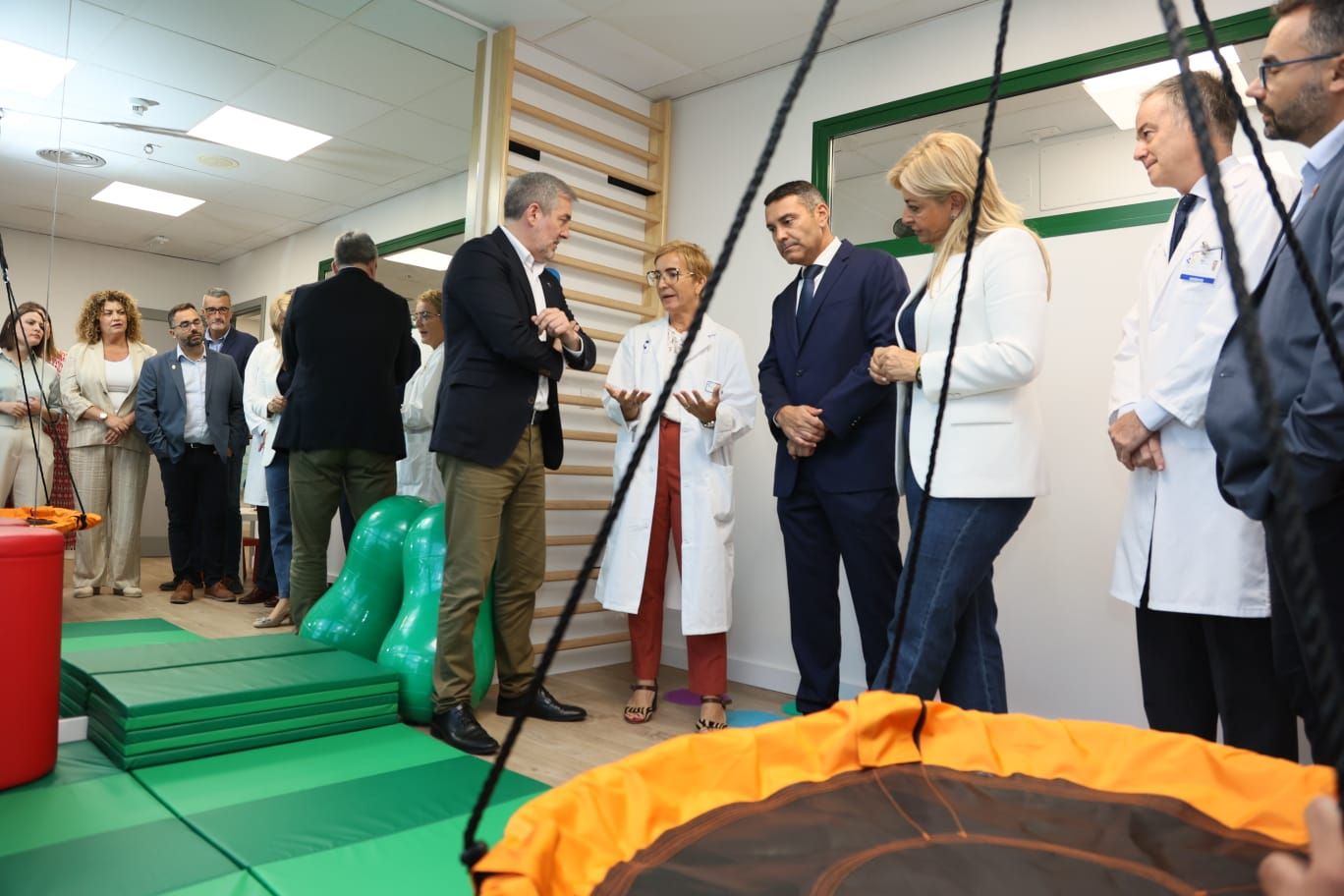 El presidente canario, Fernando Clavijo, y la consejera de Sanidad, Esther Monzón, en la unidad de Lanzarote.