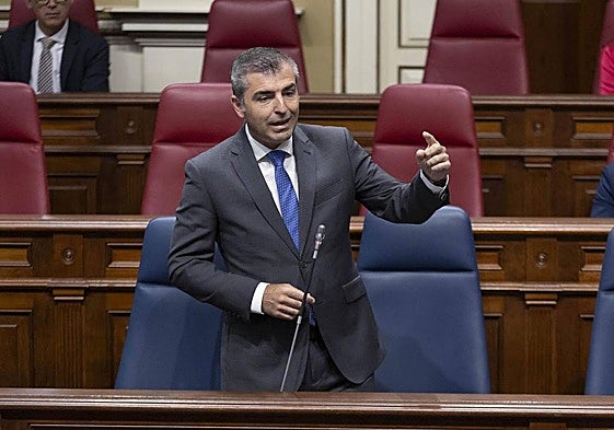 El vicepresidente del Gobierno de Canarias, Manuel Domínguez, durante el pleno del Parlamento de Canarias celebrado este miércoles.