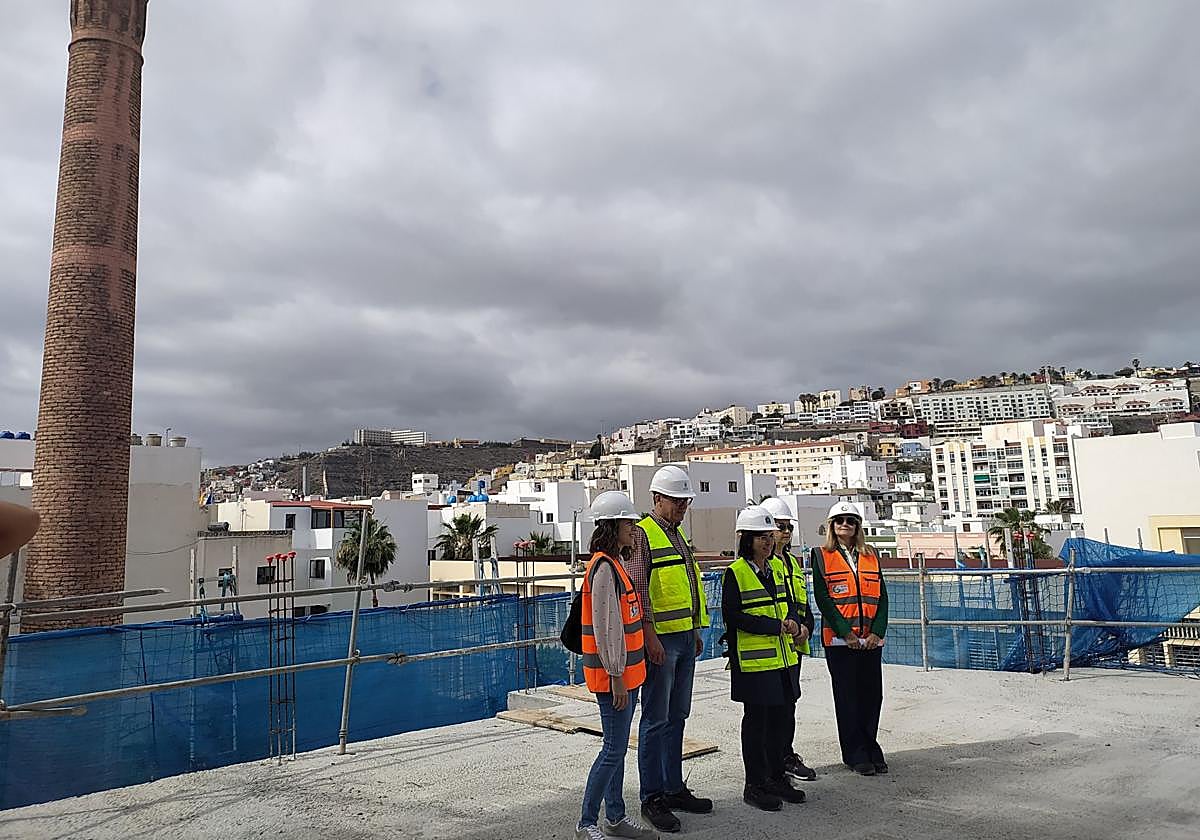 Un momento de la visita de la alcaldesa a la obra en la mañana de este jueves.