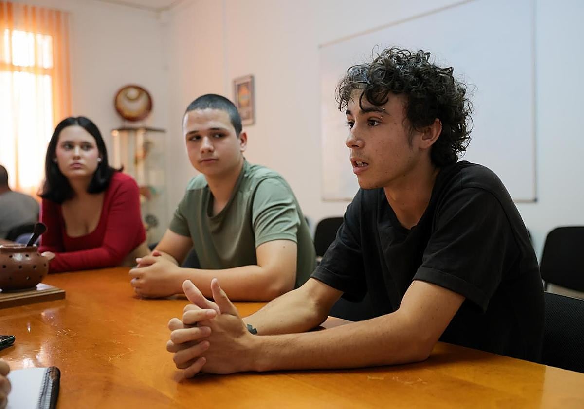 Imagen principal - Tres de los jóvenes que participaron en la exposición, con Víktor Arvín en primer término. Debajo, Zoe Nantón e Hicham Charki.