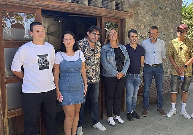 Un momento de la inauguración. El último de la derecha es el profesor Nico Camejo.