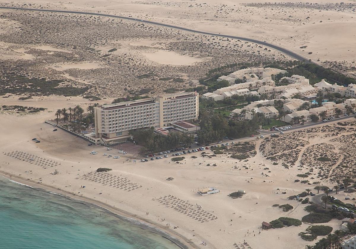 Las dunas de Corralejo y el hotel, en Fuerteventura.