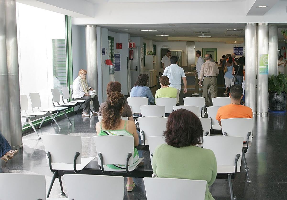 Imagen de archivo de pacientes esperando para entrar en consulta.