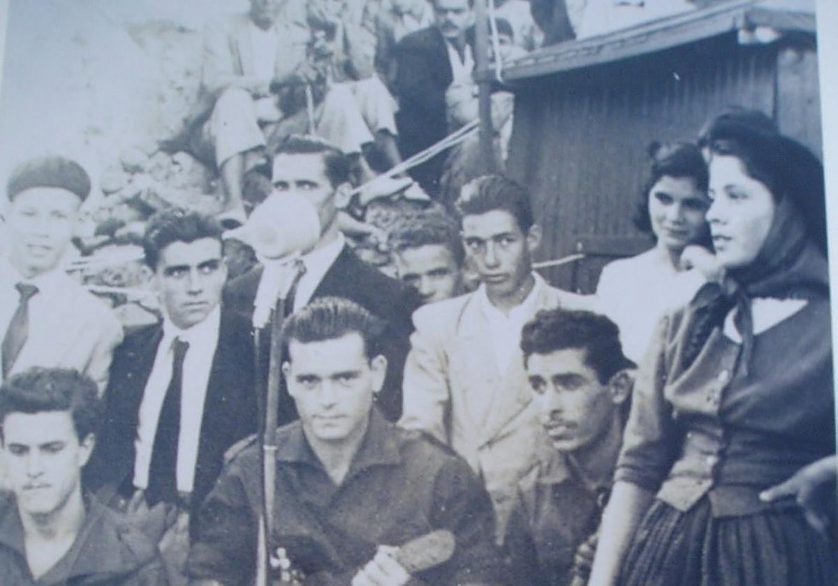 Fotografía de los primeros componentes de Coros y Danzas en 1955.