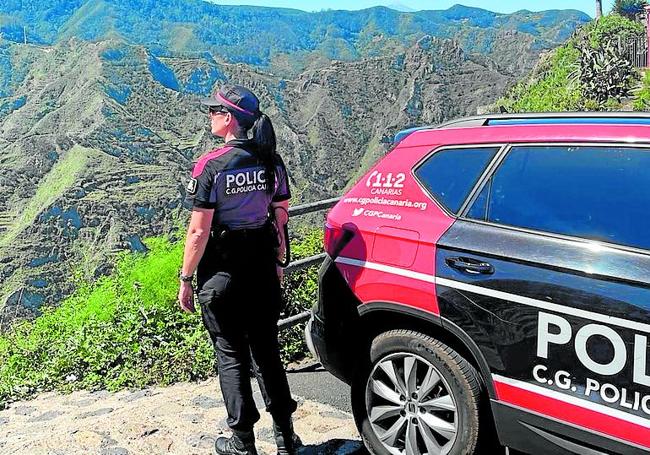 Encarna Cabrera, junto a un vehículo de la Policía Canaria.