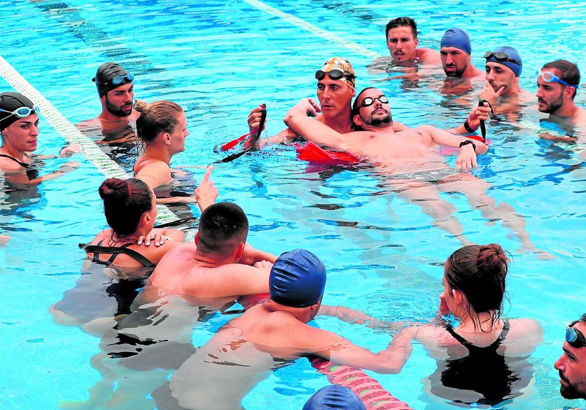 Clases prácticas. Uno de los ejercicios para rescates en el mar.