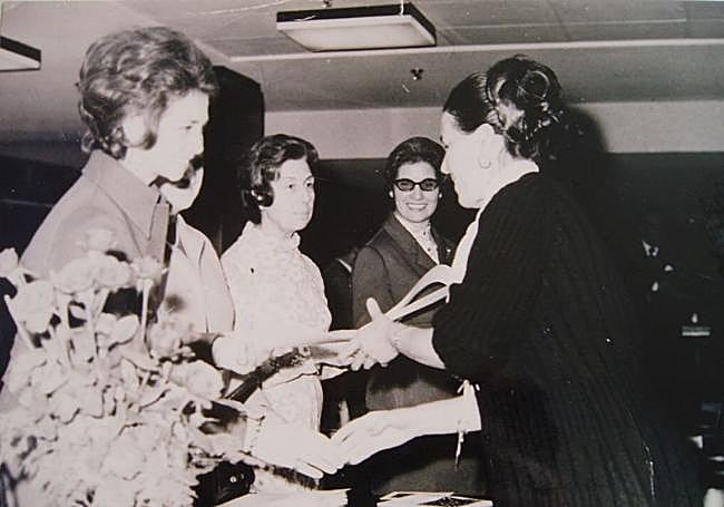 María Luisa Artiles, una de nuestras fundadoras de Coros y Danzas recibe el Premio Nacional de Artesanía en 1970 de la mano de Doña Sofía.