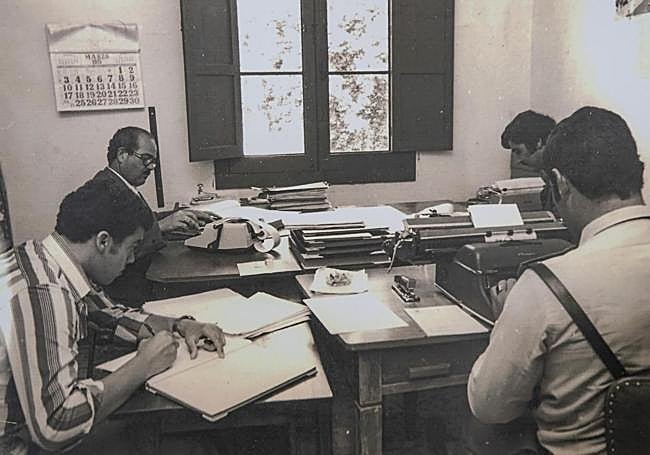 Una oficina en el antiguo ayuntamiento. De espaldas, Domingo Díaz, uno de los guardias más antiguos; al fondo, José Déniz Déniz, más conocido como Pepe el Estudiante; frente a él, el interventor de entonces, Paquito Quesada; y en primer plano, a la izquierda, Pepe Sánchez, el administrativo