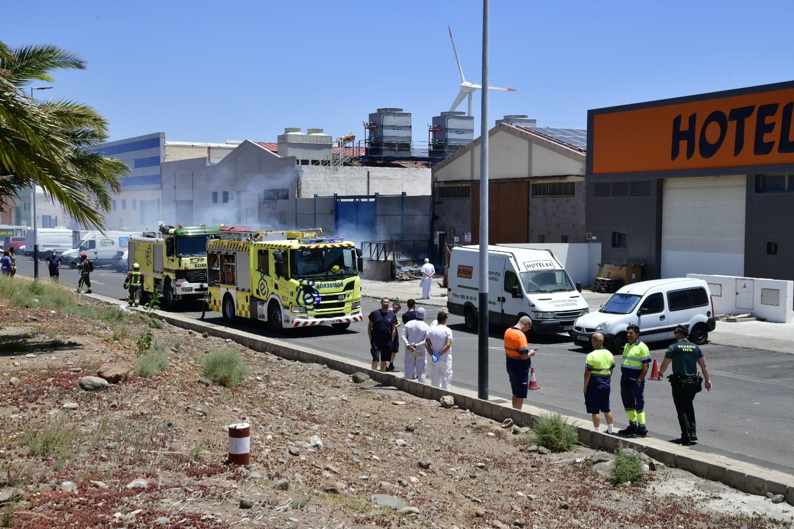 El incendio de dos coches en una nave del polígono de arinaga, en imágenes