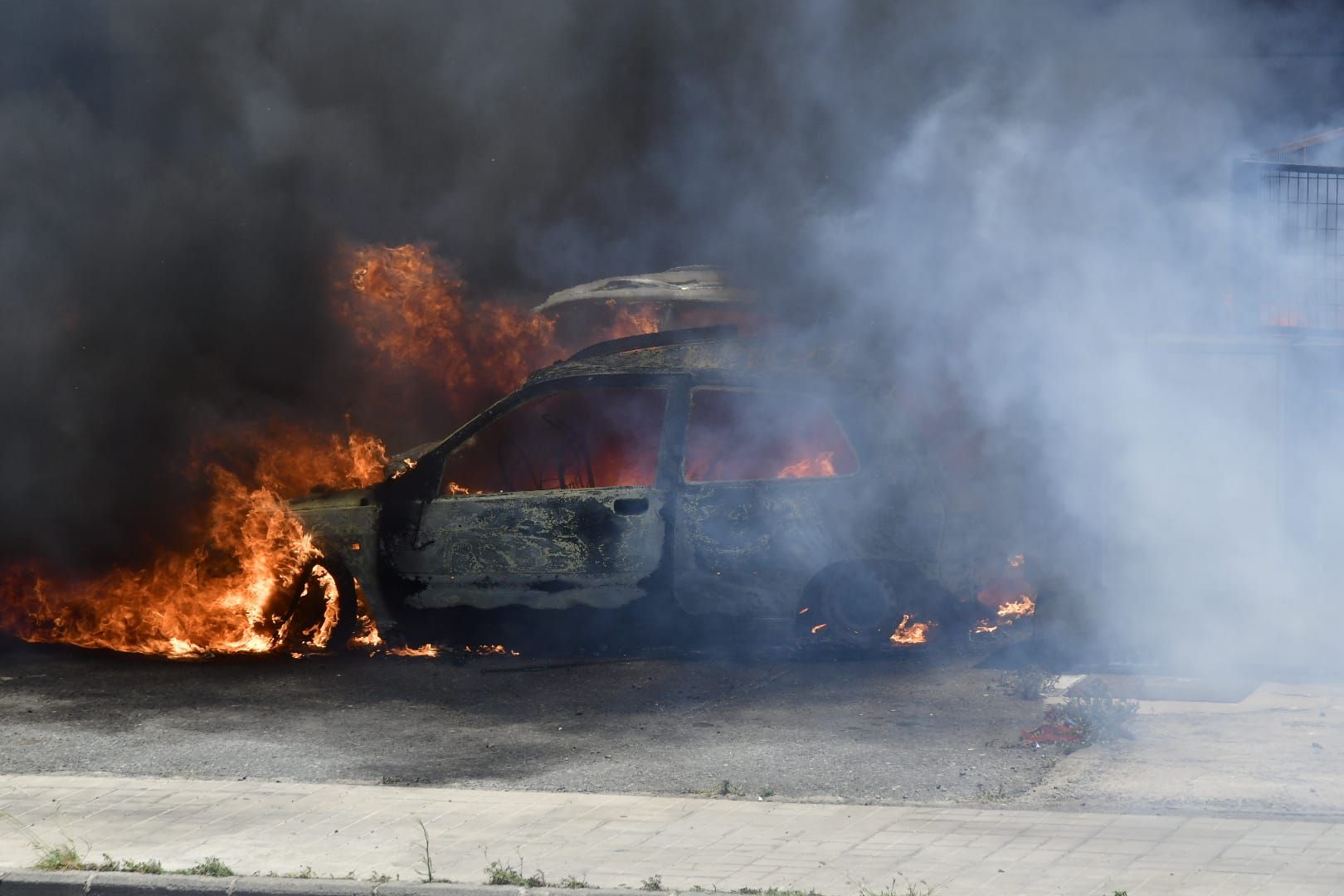 El incendio de dos coches en una nave del polígono de arinaga, en imágenes