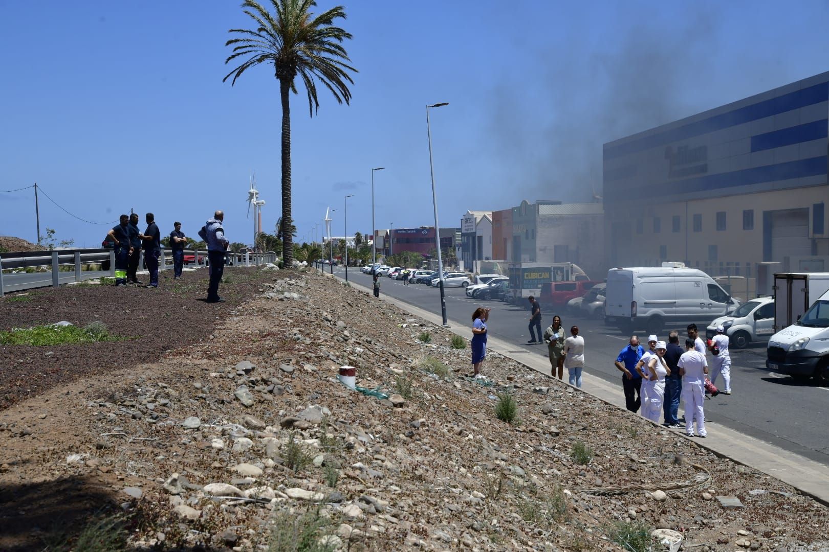 El incendio de dos coches en una nave del polígono de arinaga, en imágenes
