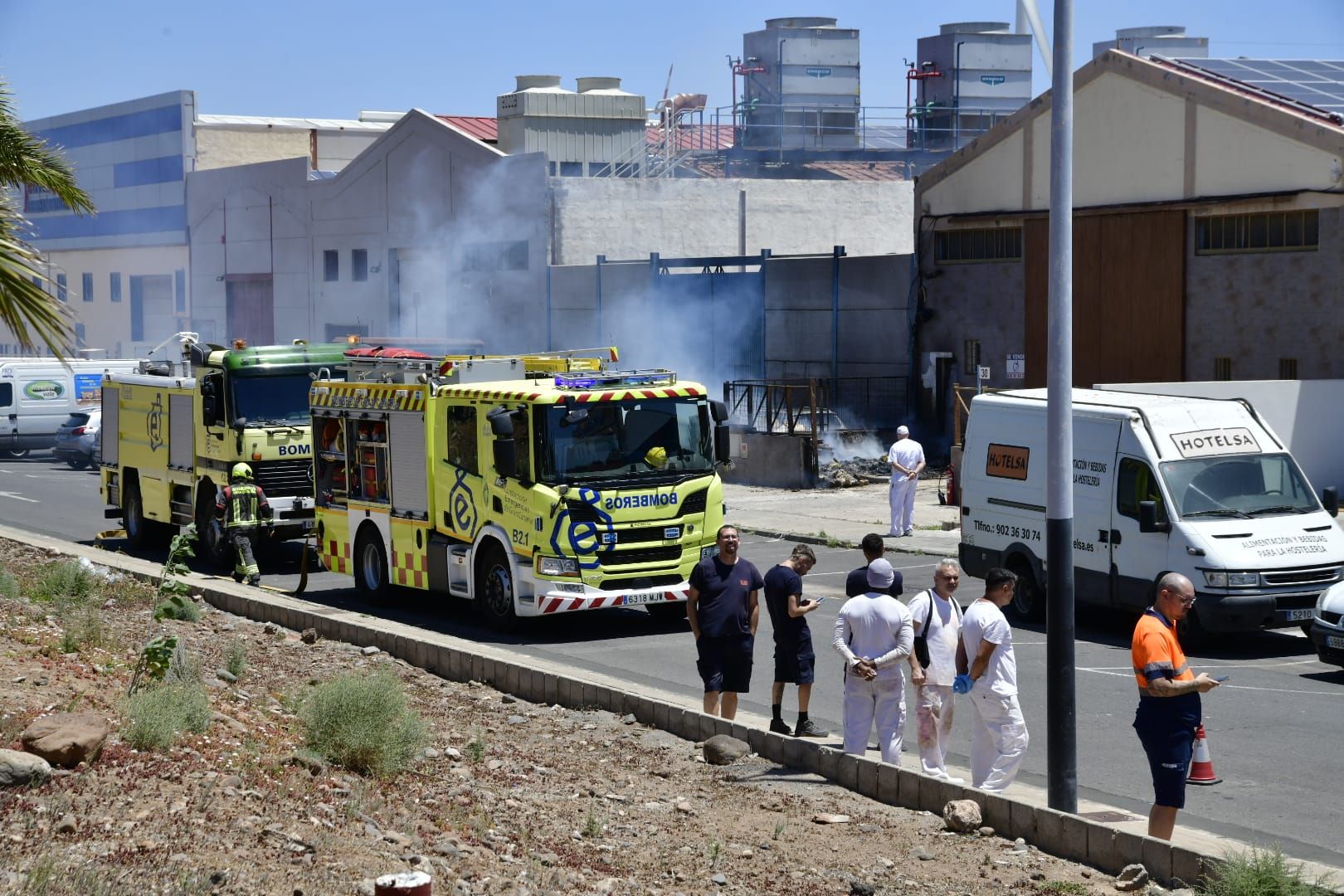 El incendio de dos coches en una nave del polígono de arinaga, en imágenes