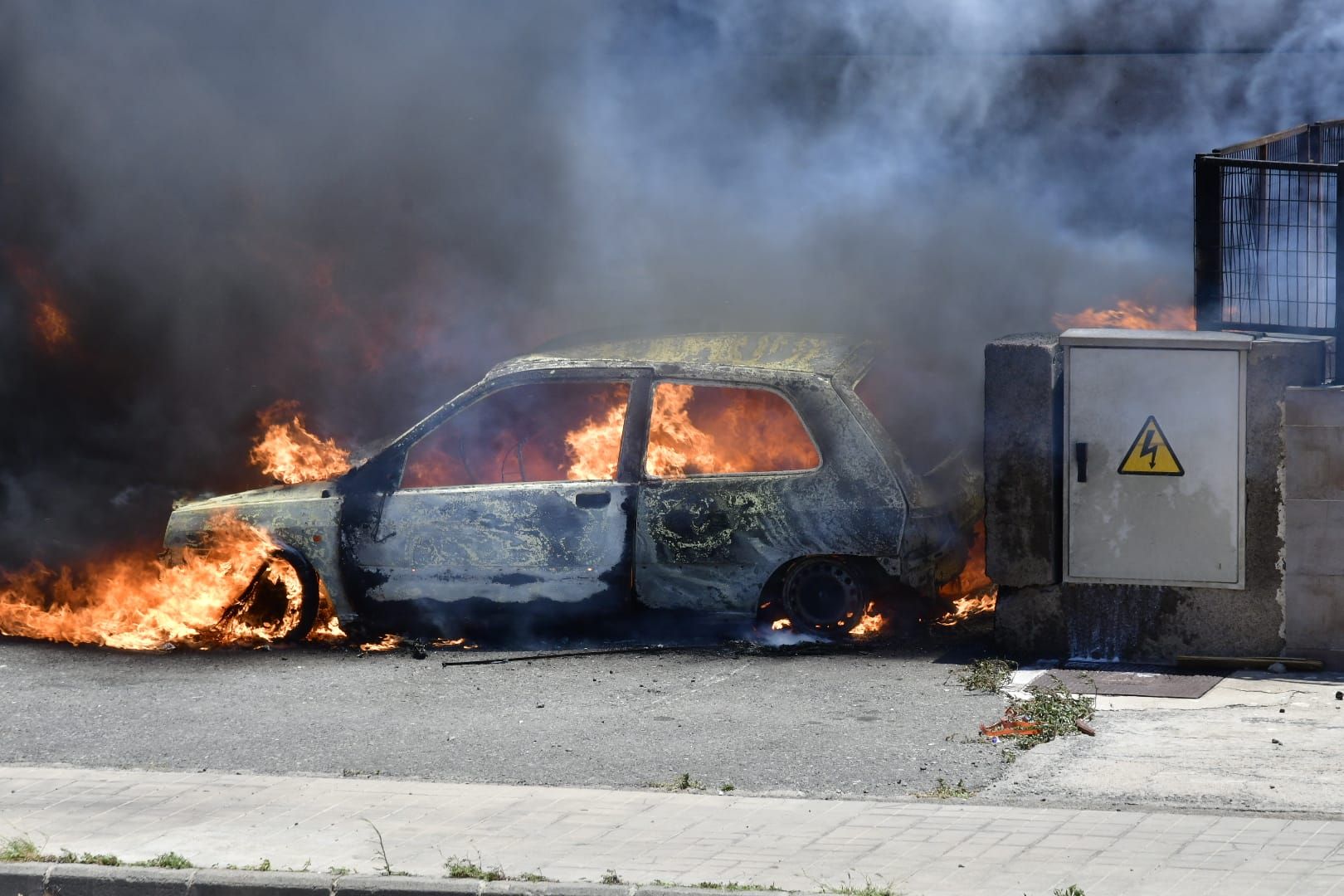 El incendio de dos coches en una nave del polígono de arinaga, en imágenes