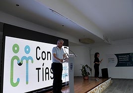 Alcalde, ante la pantalla con la nueva imagen de Conecta Tías.