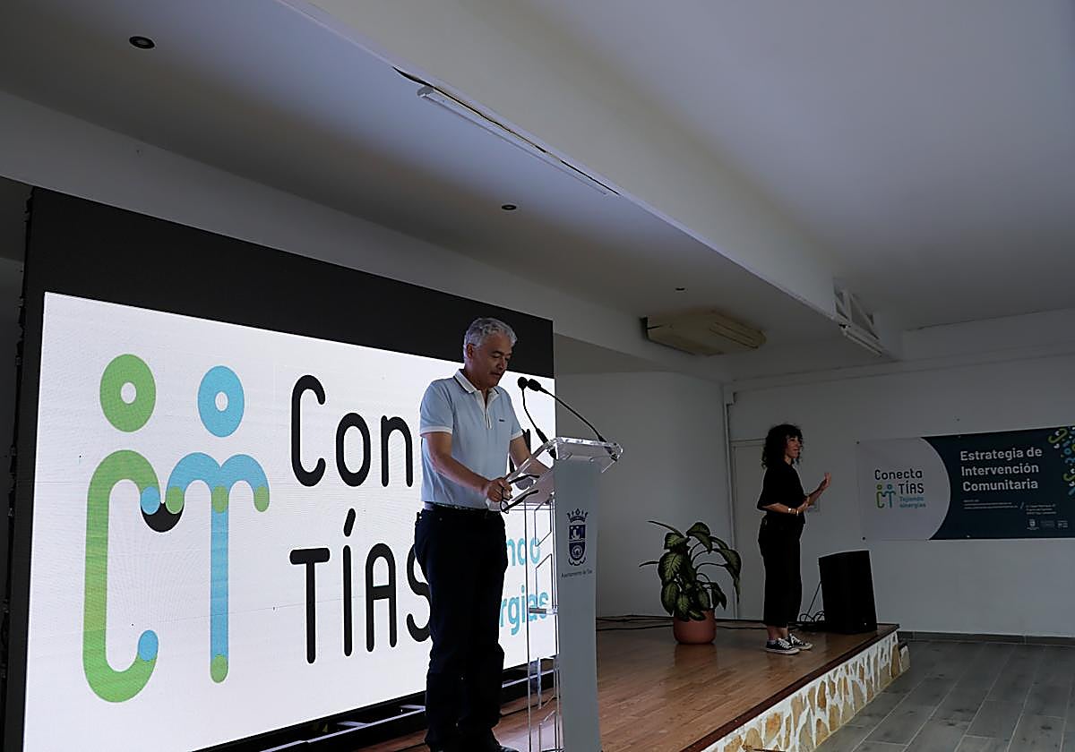 Alcalde, ante la pantalla con la nueva imagen de Conecta Tías.