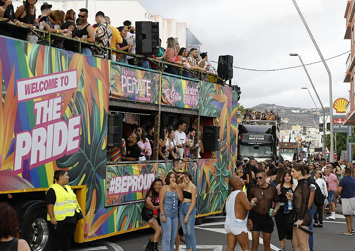 Imagen secundaria 1 - El orgullo toma las calles de Gáldar