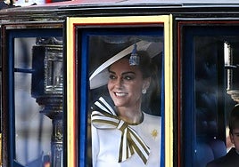 De blanco impoluto, con ojeras y rostro cansado: así ha sido el esperado regreso de Kate Middleton en el Trooping the Colour