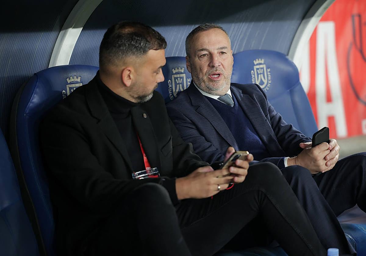 Miguel Ángel Ramírez charla con Deivid Rodríguez, miembro de la dirección deportiva.