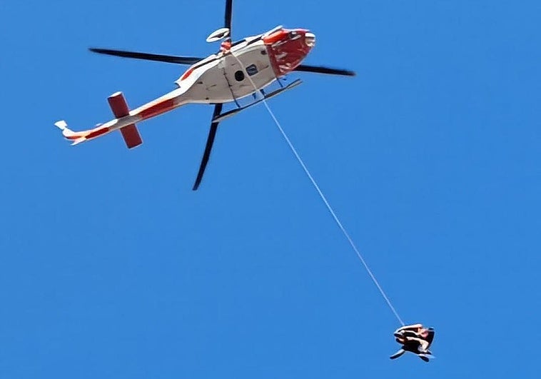 Captura del vídeo del rescate publicado por personal del helicóptero del GES.