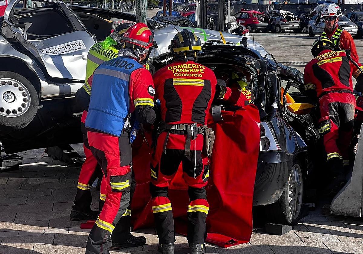 Foto de archivo de un ejercicio de rescate de los bomberos de Tenerife.