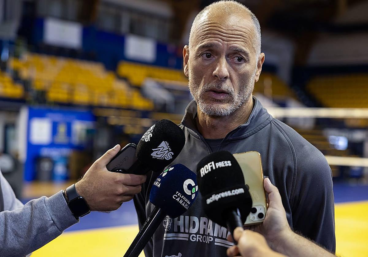 Fran Carballo ,compareciendo ante los medios.