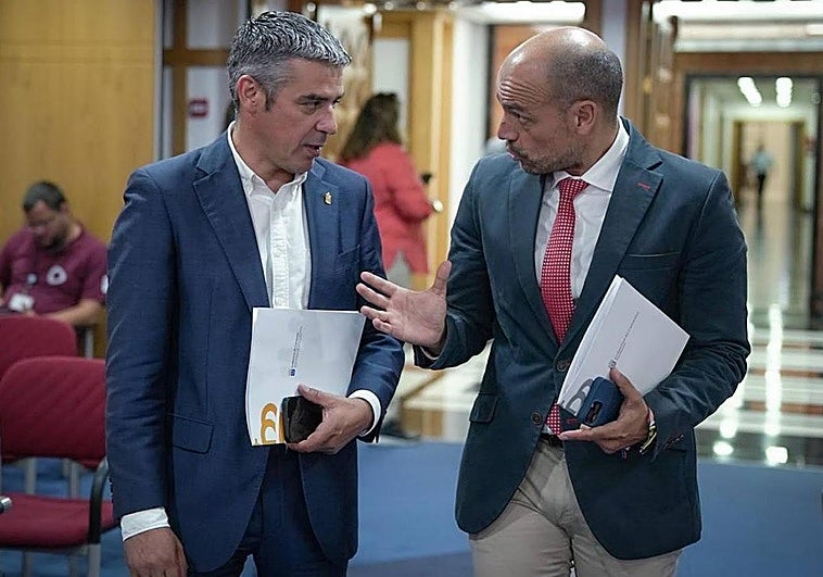 El consejero de Agricultura, Narvay Quintero (i), y el portavoz, Alfonso Cabello.