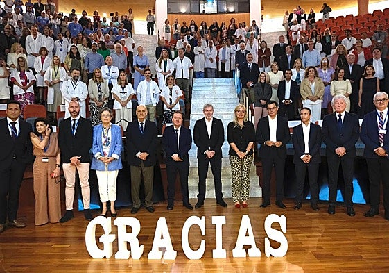 Foto de familia del acto institucional de celebración del 25 aniversario del hospital Doctor Negrín.