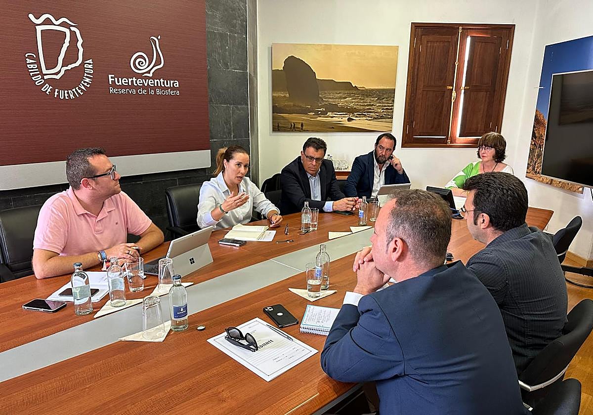 Manuel Miranda y Marcos Lorenzo, en la reunión con la presidenta Lola García en el Cabildo.