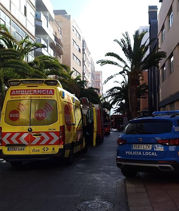 Imagen secundaria 2 - Ambulancia y Policía Local en el lugar.