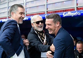 Luis Carrión, saludado por Jesús Martínez, propietario del Real Oviedo.