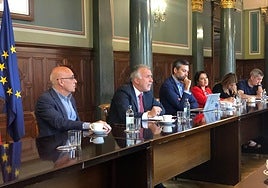 Ángel Víctor Torres durante el encuentro en la Delegación del Gobierno este lunes.