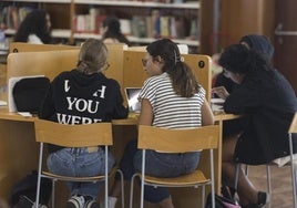 Estudiantes en la Biblioteca Insular en una foto de archivo.