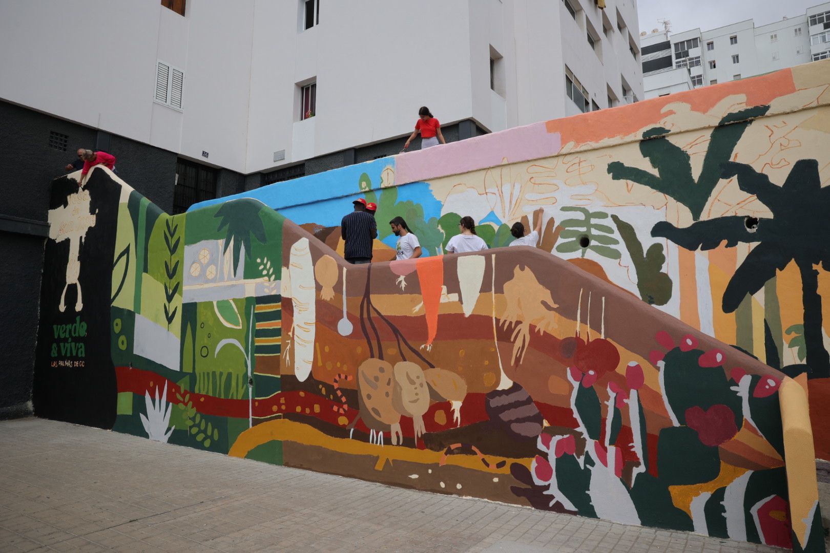 Los vecinos del barrio de la Vega de San José se vuelcan en su mural