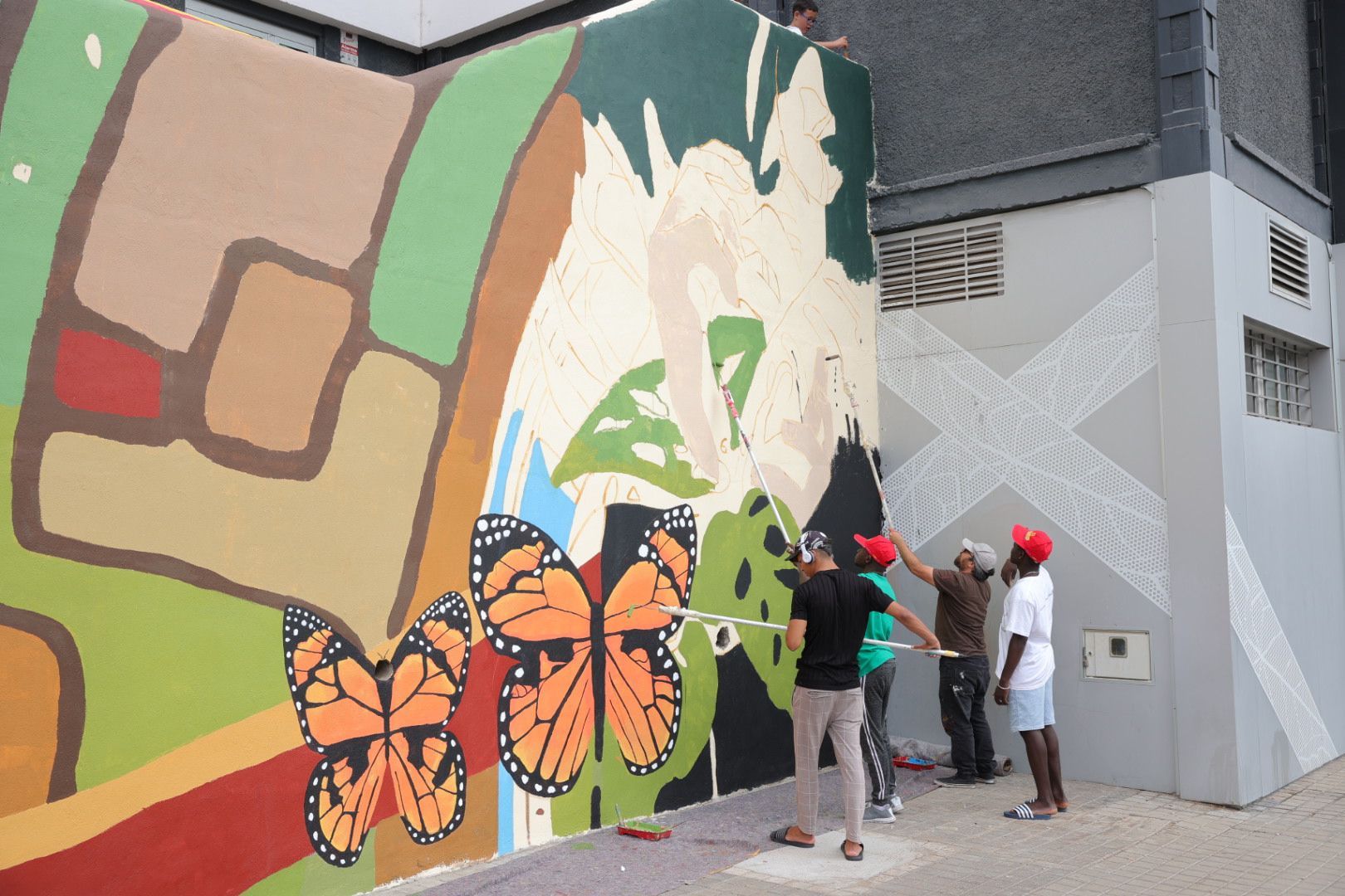 Los vecinos del barrio de la Vega de San José se vuelcan en su mural