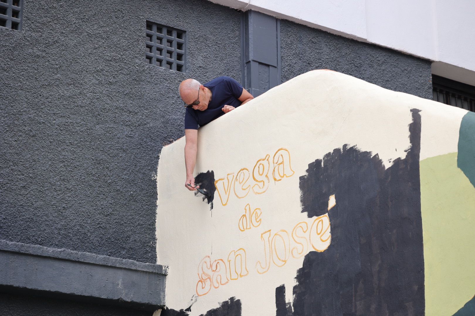 Los vecinos del barrio de la Vega de San José se vuelcan en su mural