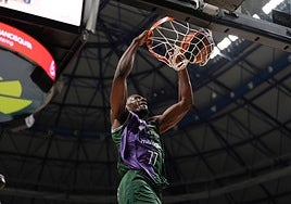 Yankuba Sima machaca en un encuentro del Unicaja en el Carpena.