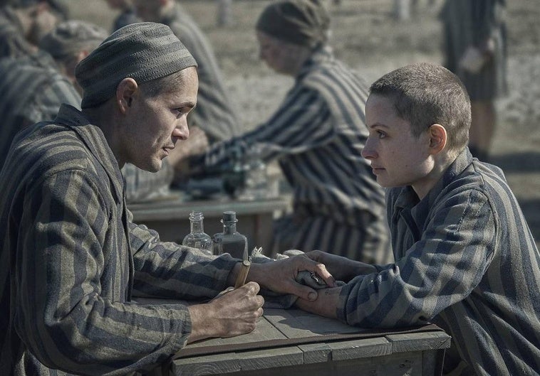 Jonah Hauer-King y Anna Próchniak en una escena de la serie.