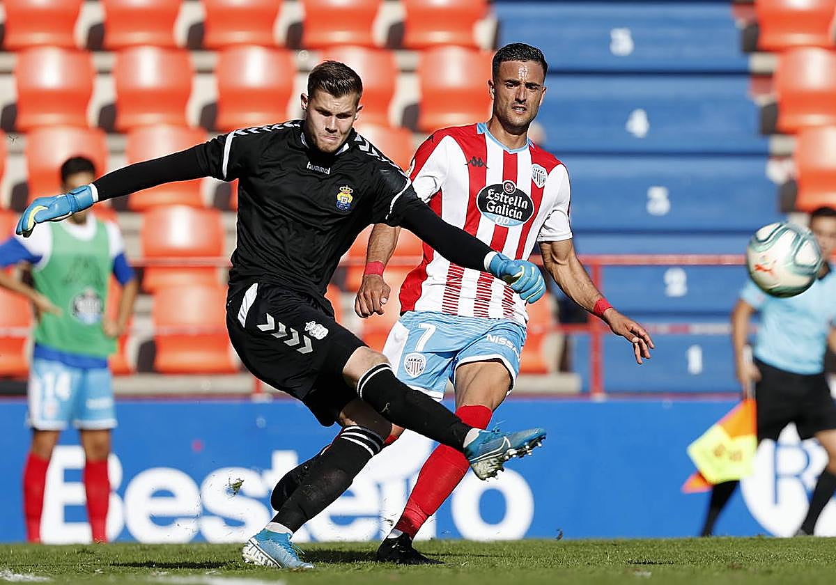 Josep Martínez, en un partido con la UD en el campo del Lugo